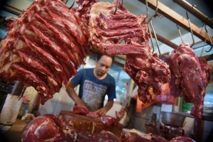 Pedagang memilah daging sapi lokal di pasar Cijantung, Jakarta, Selasa (17/2). Asosiasi Pengimpor Daging Indonesia mengatakan harga daging sapi saat ini tembus di atas Rp100 ribu per kilogram disebabkan karena pasokan daging di pasaran berkurang. ANTARA FOTO/M Agung Rajasa/nz/15.