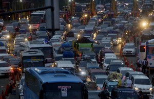 Kendaraan pemudik terjebak kemacetan menuju pintu keluar tol Cikampek, Purwakarta, Jabar, Jumat (25/7) malam. Puncak arus mudik jalur pantura diperkirakan pada Jumat (25/7) karena masyarakat yang bekerja di perkantoran dan pemerintahan yang akan pulang ke kampung halaman telah memasuki libur lebaran. ANTARA FOTO/Wahyu Putro A/Asf/nz/14.