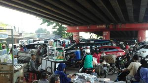 Kemacetan parah terjadi  hampir setiap hari di bawah jembatan layang cikampek.