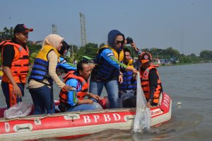 Bupati Karawang Cellica Nurrachadiana melepas ikan ke irigasi KW 5 sebagai ajang mancing massal untuk masyarakat.