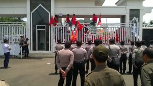 Sejumlah massa yang tergabung dalam Front Rakyat Karawang Untuk Petani menggelar aksi unjuk rasa si depan kantor Bupati, Senin (26/9).