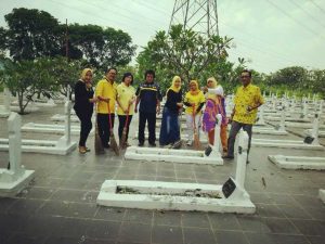 Pengurus DPD Partai Golkar membersihkan Taman Makam Pahlawan.