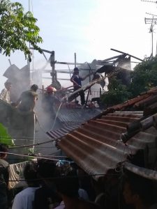 proses pemadaman oleh pemadam kebakaran dibantu oleh warga sekitar. Foto Natala Sumedha.