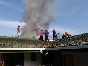 Proses pemadaman sengit, hingga harus memadamkan dari atas atap. Foto Natala Sumedha.