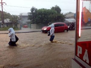 Foto Castelloz, banjir di Purwasari tepat didepan PT Kido.