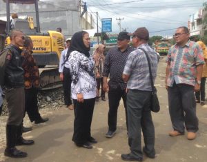 Bupati Karawang Cellica Nurrachadiana tinjau perbaikan jalan wirasaba, Johar.