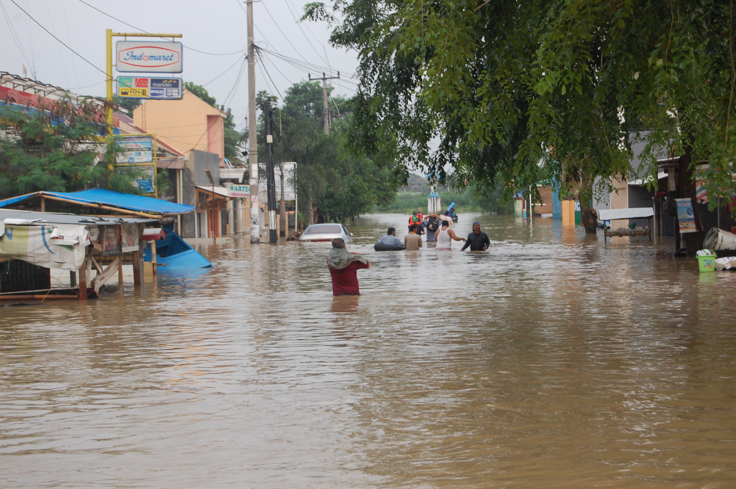 Banjir Karawang Rendam 1200 Rumah - karawangplus.com