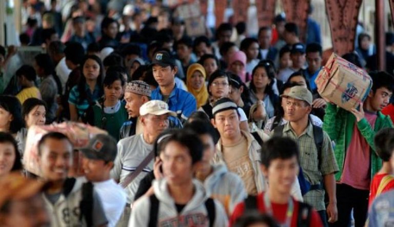 Usai Lebaran, Pencari Kerja Ramai - ramai Serbu Karawang ...