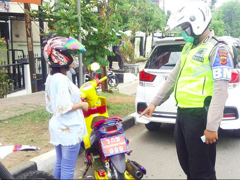 Terciduk Naik Motor  Di  Karawang  Gunakan Pelat Thailand 