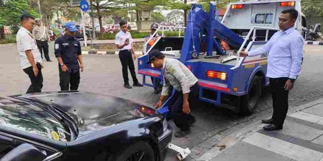 Tertibkan Jalan Tuparev & Jalan Baru, Dishub Karawang Derek Satu Unit Mobil Yang Ditinggal Pemilik