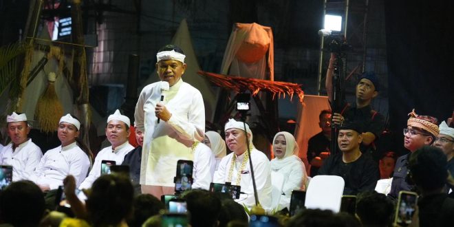 Ketua DPRD Karawang Ikuti Prosesi Kirab Mahkota Binokasih