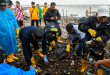 DLH Karawang Bersama Ratusan Relawan Bersihkan Sampah Pesisir Pantai Tangkolak